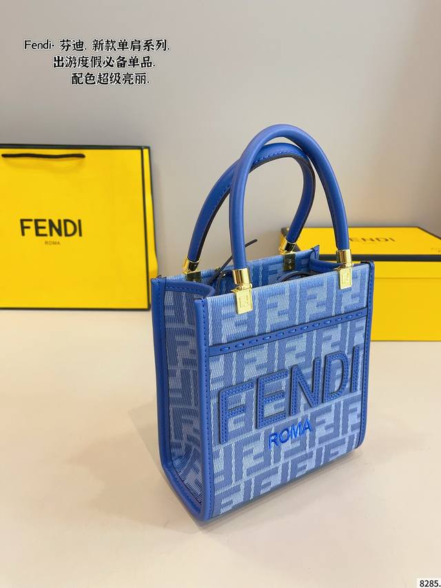 配礼盒. 芬迪 Teto 托特包 时髦拿捏住啦 不显老气好好搭啊 而且貌美气质加成好高的呀～ 爱死了这份从容优雅尺寸：18*8*19Cm