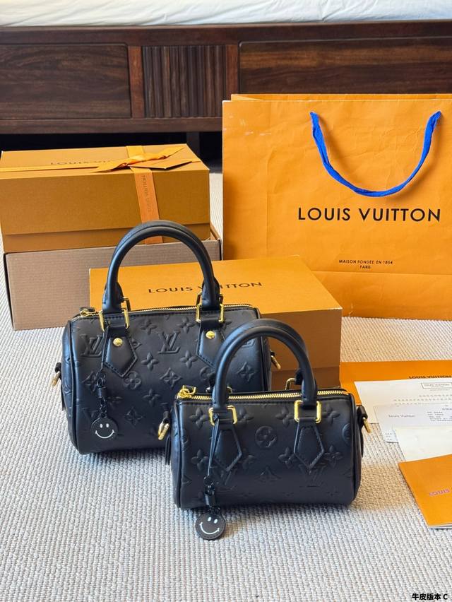 牛皮版本 Lv Speedy 枕头包 版型 内里和专柜毫无差别 真正原版复刻 内里可拆卸 火遍全球的爆款机场大包 机车女神包 明星同款 贵气而充满活力的品牌设计