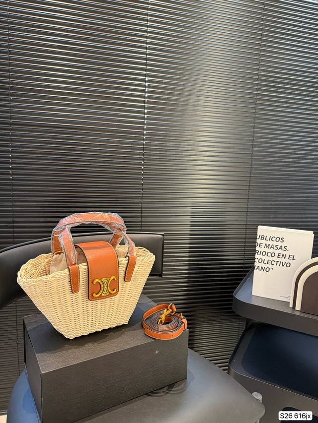 配折叠盒子赛琳编织购物袋堪称潮包制作机,新年伊始,有一款默默卖翻的手提袋 在社群掀起极高讨论度,主要原因除了款式美之外,更应容量能装,超高Cp值等等优点 尺寸：