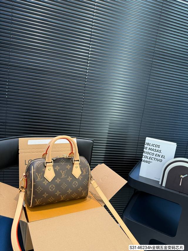 配飞机盒折叠盒子 全钢五金 变码芯片 Lv Speedy枕头包 火遍全球的爆款机场大包 机车女神包 明星同款 贵气而充满活力的品牌设计风格 细致而不粗糙.用完美 配飞机盒折叠盒子 全钢五金 变码芯片 Lv Speedy枕头包 火遍全球的爆款机场大包 机车女神包 明星同款 贵气而充满活力的品牌设计风格 细致而不粗糙.用完美
