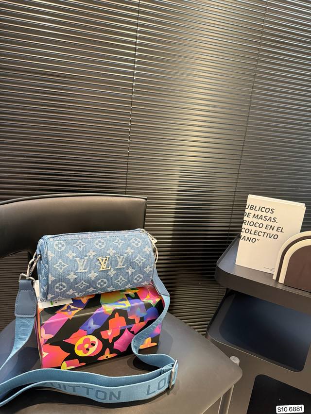 配盒子 Lv枕头包出货了超级百搭的胸包，肩背斜挎超级实用，系运动与时装皆可 超大容量 尺寸 ：20 12 货号6881