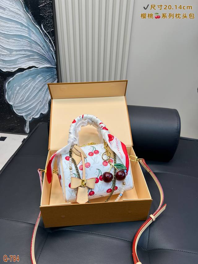 配折叠盒 Lv村上隆枕头包第三季樱桃系列Ivy白色+樱桃挂件这个配色太爱了 适合夏天背的包包 尺寸20.14Cm