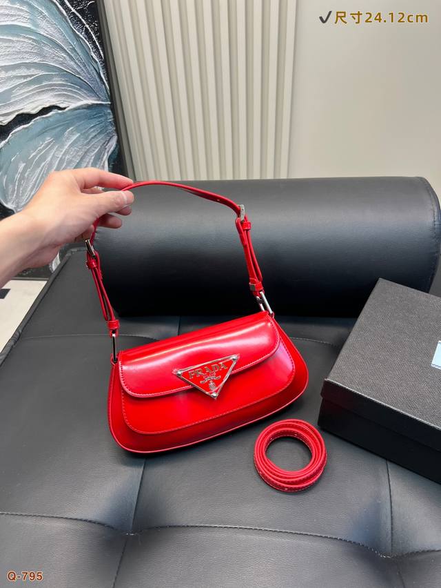 配礼盒 普拉达Prada抛光面牛皮整个包真的质感满满可作为腋下包也可以作为斜挎包 时尚圈又掀起一股热潮，高级又复古的小包包，简单的三角标Logo，满屏的高级感，