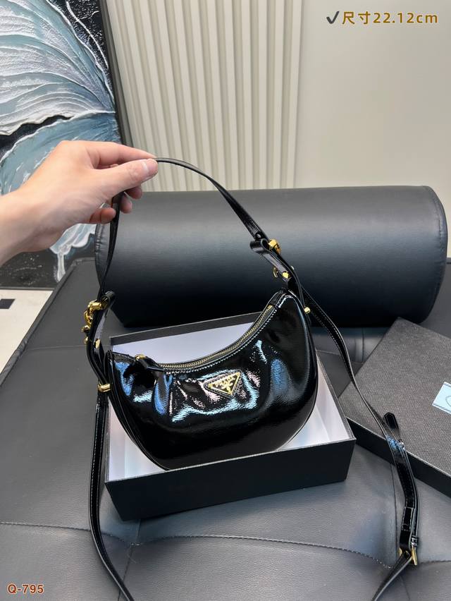 配礼盒 普拉达Prada月牙包超好看的女包！！ 单肩包，多种背法太可了、手提单肩腋下包～真的是想怎么搭配就怎么搭配，这绝对是日常出街实用 频率最高的一款包，敲级