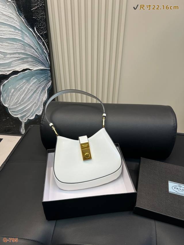 配礼盒 Prada普拉达新款Cleo单肩包采用意大利进口亮面牛皮版本，可手提可肩背。 较比前几年的Hobo除了材料一致以外，其他方面还是有很大改动。就拿正面Lo