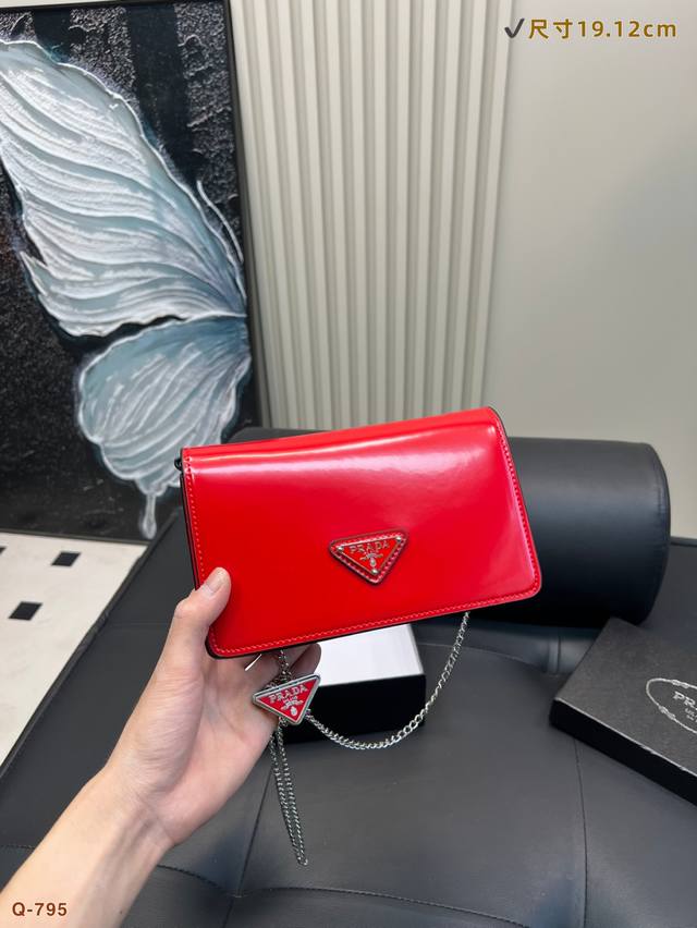 配礼盒 普拉达Prada 新款三角标可调节链条Woc光面皮，实在太酷啦 超爱这种复古又酷的小包 背上秒变时髦精，回头率也超高！ 尺寸19.22Cm