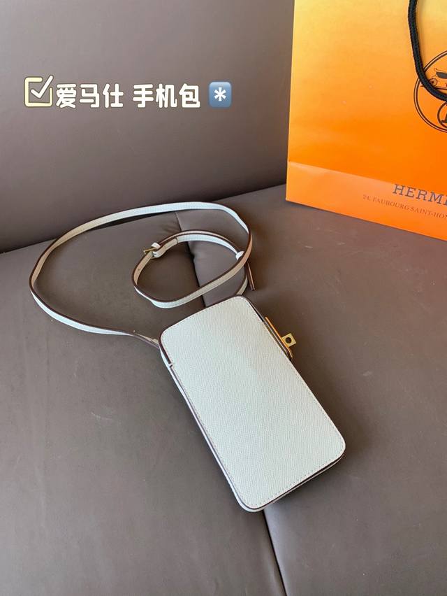 爱马仕 头层牛皮全套礼盒包装可可爱爱的手机包 容量妥妥的能装下大小的手机装下手机同时还能塞个车钥匙和口红平时不放手机的话容量更大 牛皮材质 上身也很不错 长度也