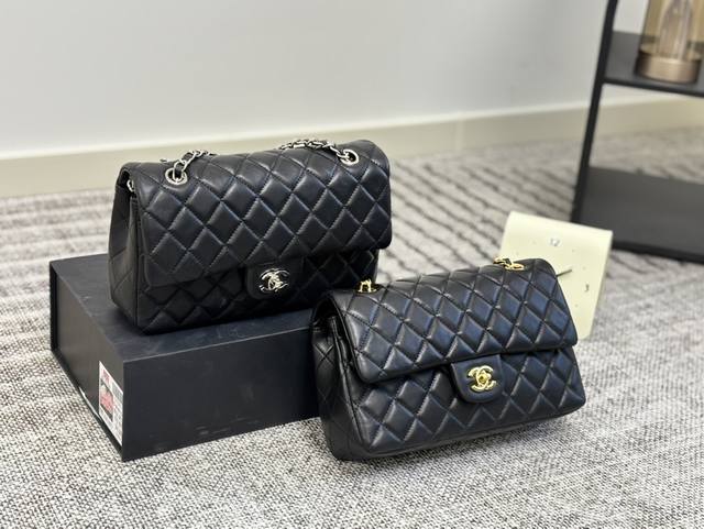 配折叠盒子 Chanel 香奈儿Cf包 超火爆时尚单品 高版本 做工精细 进口五金 让你无论是夏天还是冬天都能背上它出门 是不是性价比超级高 随便凹造型都是美美