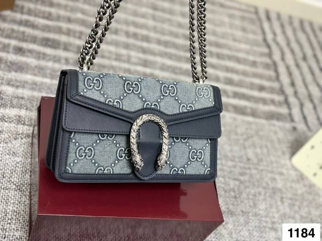配折叠盒子 Gucci酷奇 新品牛仔酒神 这一季刚刚到的新品 很经典 很复古哦！ 双G提花丹宁面料 牛仔的质感和颜色... 颜色很正哦！ 尺寸：25 15