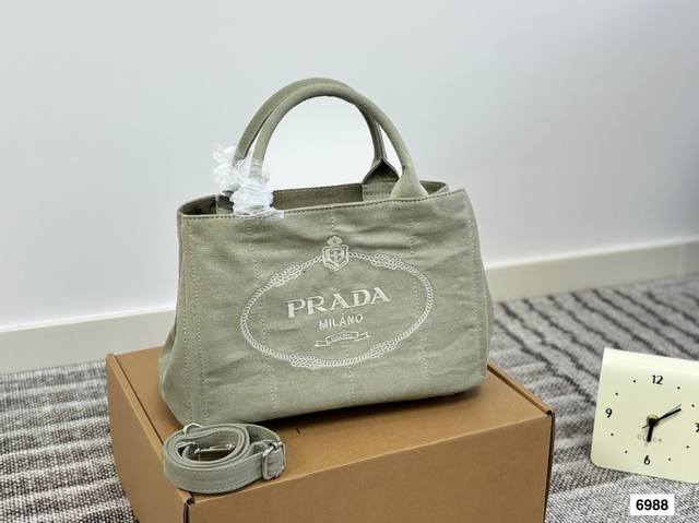 普拉达托特 又是心动Prada托特的一天. 松弛慵懒的Tote包真的爱惨了 普拉达 Tote 购物袋 上身满满的高级感！ 日常通勤必备哦！ 尺寸：29 19