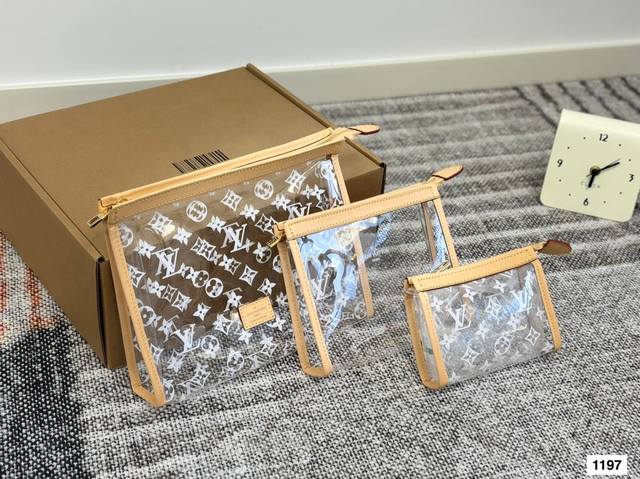 礼盒包装 Lv新品三件套手拿包一旅行必备透明手拿包，套娃一样的三件套，三种尺寸，可以根据出行需求选取合适的大小，同时透明的设计增添了时髦度.尺寸：25 20