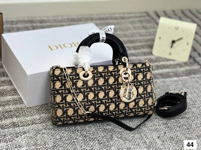 配折叠盒子 迪奥戴妃包 Sdior戴妃包太好看了吧！ 优雅指数拉满 搭配简洁风格的衣服整个人气质就上来了 而且容量完全可以满足日常要求 日常聚会逛街都很方便~