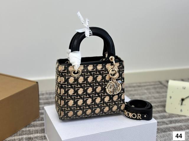 配折叠盒子 迪奥戴妃包 Sdior戴妃包太好看了吧！ 优雅指数拉满 搭配简洁风格的衣服整个人气质就上来了 而且容量完全可以满足日常要求 日常聚会逛街都很方便~