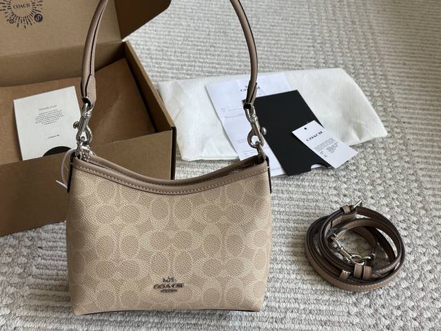 蔻驰Coach 想不到迷你号的流浪包这么可爱 迷你号的流浪包也太可爱。啦 小小的包身还是能容纳手机 肩带还是能腋下使用回 奶茶色绝对的百搭 真的拒绝不了的可爱