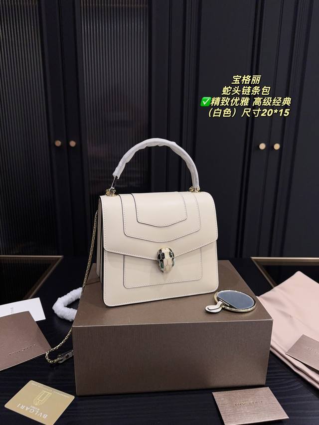 头层牛皮 配折叠盒尺寸20.15 宝格丽 蛇头链条包 冷艳优雅 女神都爱背的宝格丽蛇头包 轻松Get 名媛风 包包实物材质细节做的很有质感 蛇头锁扣是珐琅材质