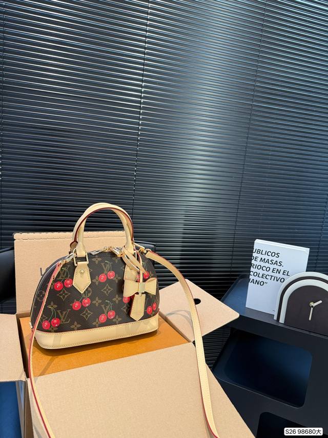 大号 配飞机盒折叠盒 Lv樱桃贝壳包 新款,这款贝壳包一眼就看上,很别致,容量超大超百搭。尺寸25 16.5 货号98680 大号 配飞机盒折叠盒 Lv樱桃贝壳包 新款,这款贝壳包一眼就看上,很别致,容量超大超百搭。尺寸25 16.5 货号98680