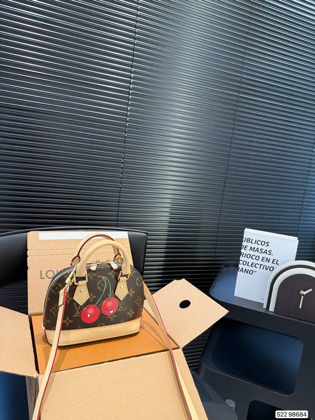 小号 配飞机盒折叠盒 Lv樱桃贝壳包 新款,这款贝壳包一眼就看上,很别致,容量超大超百搭。尺寸18 13 货号98684 小号 配飞机盒折叠盒 Lv樱桃贝壳包 新款,这款贝壳包一眼就看上,很别致,容量超大超百搭。尺寸18 13 货号98684