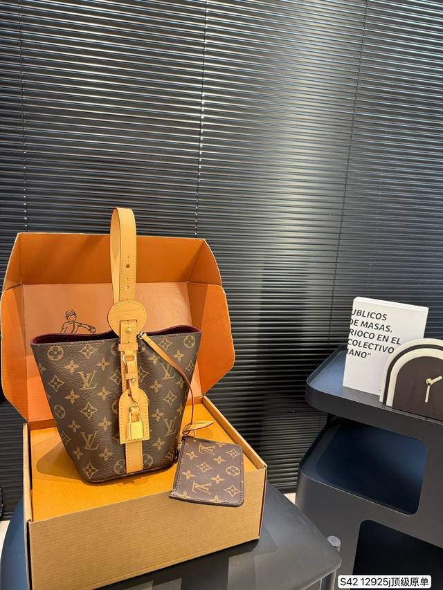 配飞机盒折叠盒子 原版复刻 全钢五金 盲猜这次Lv上新黑马是All In Bb Lv水桶 Lv尤物 尺寸：17 18.5 货号12925J