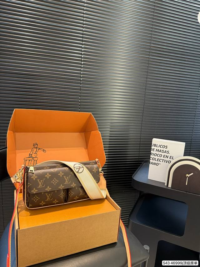 配飞机盒折叠盒子 顶级芯片版本全钢五金 超美的爆款Lv包包来了~ 新款Lv双口袋骆驼包来啦超适合春夏的一款包包 短款肩带舒适又时髦妥妥辣妹背法~ 随意搭配衣服, 配飞机盒折叠盒子 顶级芯片版本全钢五金 超美的爆款Lv包包来了~ 新款Lv双口袋骆驼包来啦超适合春夏的一款包包 短款肩带舒适又时髦妥妥辣妹背法~ 随意搭配衣服,