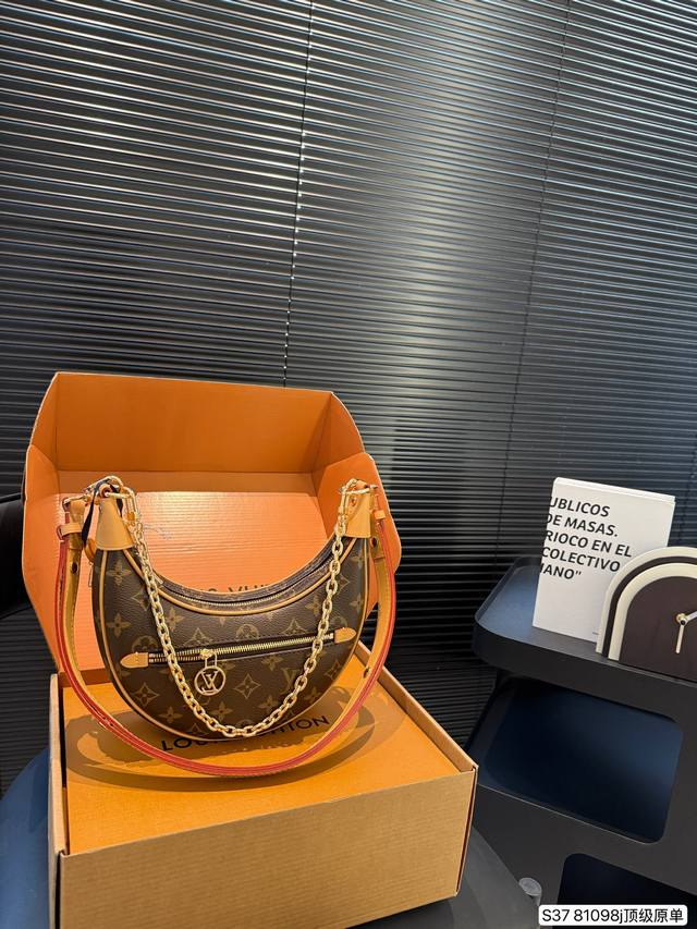 原版复刻全钢五金 配飞机盒折叠盒子 Lv 年秀款豌豆包 腋下包 今年腋下包大火 但是这一只驴家豌豆包 才是腋下包的宝藏 背在腋下不大不小 不光有可人外表 空间也