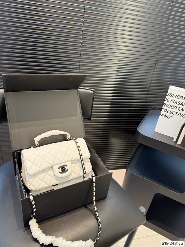 配折叠盒子 香奈儿 24K手柄Cf 无法抗拒这只小可爱啊啊啊啊！！！！加了个手提瞬间觉得这个包多了一分俏皮！容量一如既往的够用，可以放手机日常琐碎用品，能手提能