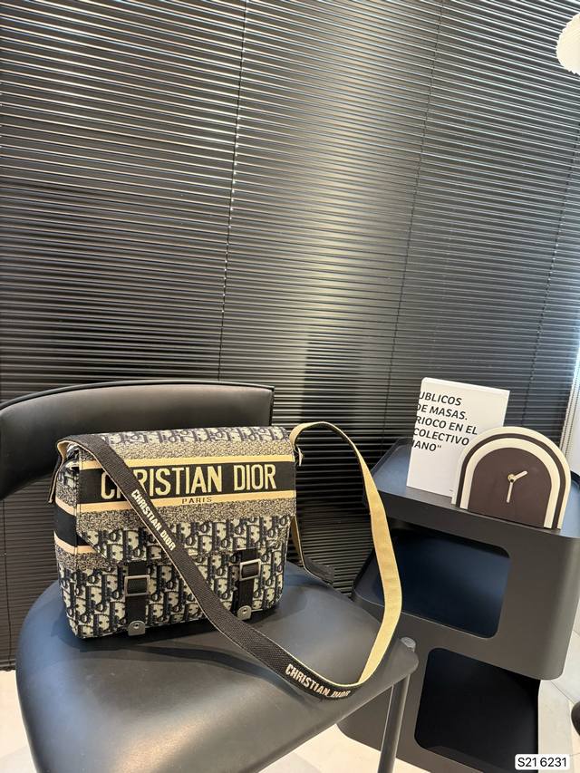 迪奥邮差包 实在帅La ～ 简单有质感的设计 实用又很高级 尺寸：27 27 货号6231