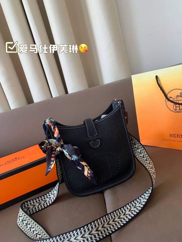 配礼盒.小马丝巾 爱马仕伊芙琳 Hermes新款Evelyne 伊芙琳爱马仕入门级包包 打针H独特镂空造型 进口小牛皮制作 尺寸刚刚好的小精致 这款包非常有气质