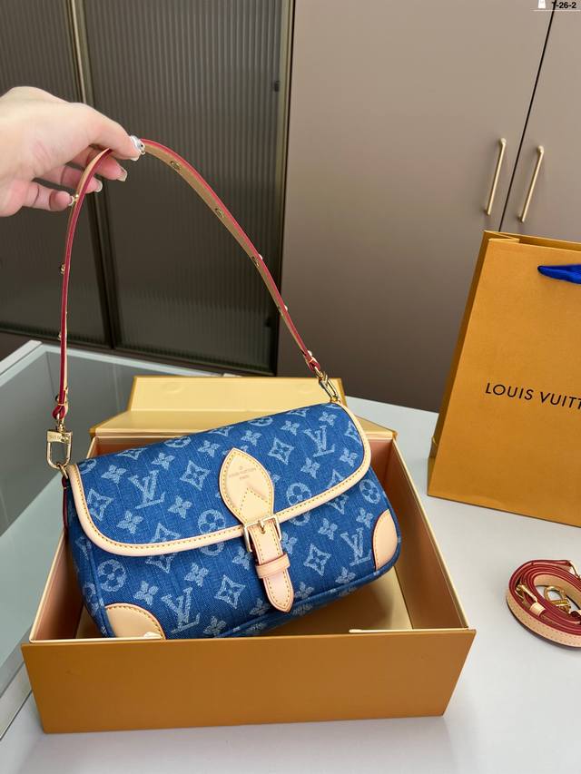 芯片版本 Lvdiane丹宁牛仔系列法棍包 单肩斜挎腋下包搭配刺绣肩带 配2个肩带 都可以拆卸 T-26-2尺寸25×15折叠盒