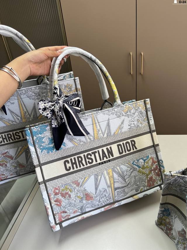 36厘米 Dior迪奥托特包Book 容量超级大也很耐用 日常出街背它回头率百分百 D-24尺寸27×21 36×27 42×35折叠盒
