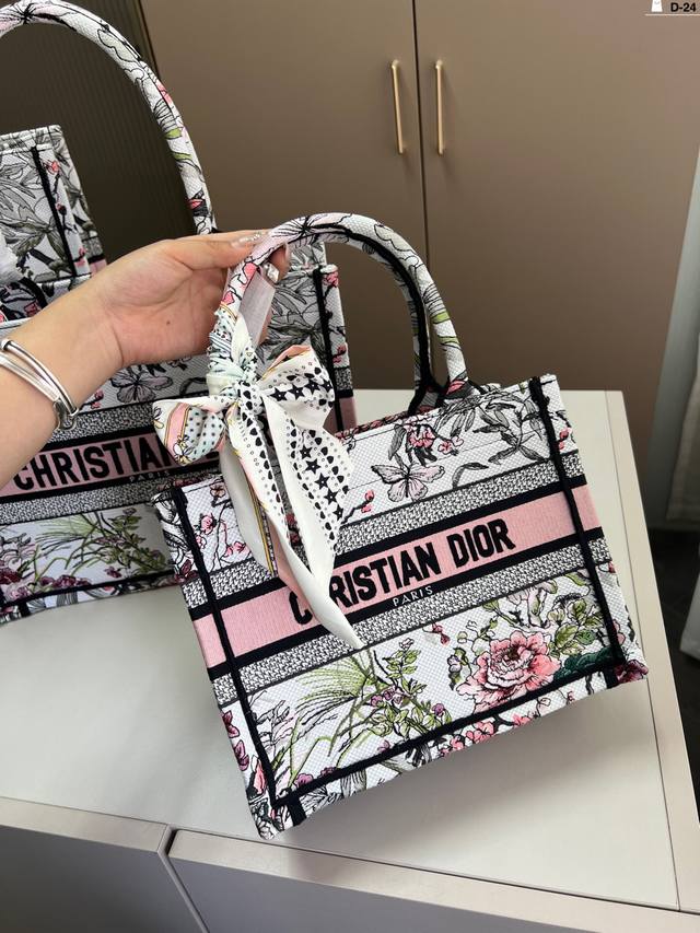 27厘米 Dior迪奥托特包Book 容量超级大也很耐用 日常出街背它回头率百分百 D-24尺寸27×21 36×27 42×35折叠盒