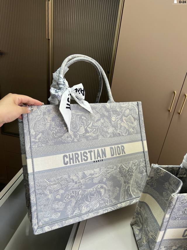 42厘米 Dior迪奥托特包Book 容量超级大也很耐用 日常出街背它回头率百分百 D-24尺寸27×21 36×27 42×35折叠盒