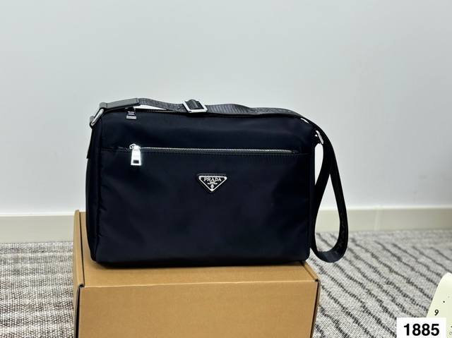 Prada 普拉达尼龙布标单肩包 男士斜挎包 采用精湛镶嵌细工，经典百搭 实物拍摄 原厂原版面料 尺寸24.22