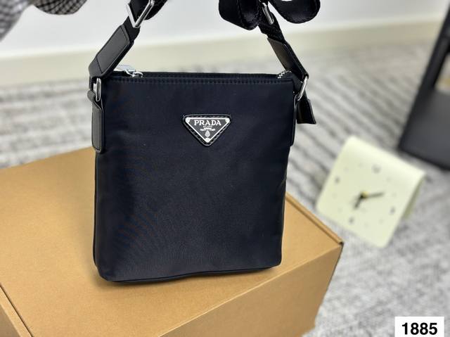 Prada 普拉达尼龙布标单肩包 男士斜挎包 采用精湛镶嵌细工,经典百搭 实物拍摄 原厂原版面料 尺寸20.19 Prada 普拉达尼龙布标单肩包 男士斜挎包 采用精湛镶嵌细工,经典百搭 实物拍摄 原厂原版面料 尺寸20.19