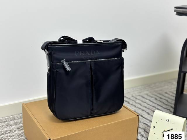 Prada 普拉达尼龙布标单肩包 男士斜挎包 采用精湛镶嵌细工，经典百搭 实物拍摄 原厂原版面料 尺寸26.27