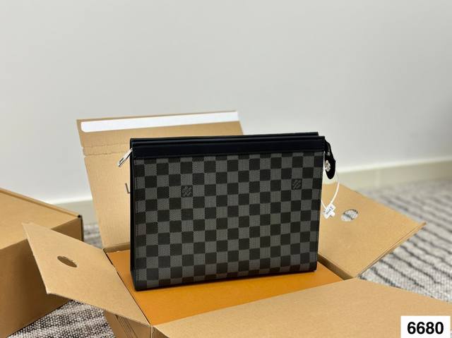 礼盒包装 Lv洗漱包 新品 多用款 其实包包本身是个洗漱袋化妆包 被拿来用做手包 一般的手包都是扁扁的 但是这款手包底部是宽的 虽说是个手包 但能放很多东西进去