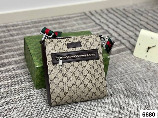 礼盒包装 酷奇Gucci 男士邮差斜挎包单肩斜挎都可以，想怎么搭怎么搭尺寸20.23