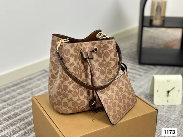 配盒子 Coach 蔻驰水桶 复古系列-百搭神器 原单面料 手感超好 大容量 颜色刚刚好 又精致 尺寸21 22 配盒子 Coach 蔻驰水桶 复古系列-百搭神器 原单面料 手感超好 大容量 颜色刚刚好 又精致 尺寸21 22