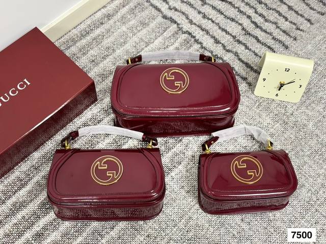 大号 中号 小号 配折叠盒子 酷奇秀款 Blondie来袭怀旧与现代时尚 20世纪70年代初，Gucci品牌创造了一个新的圆形迭代版本的1Ogo-Interlo