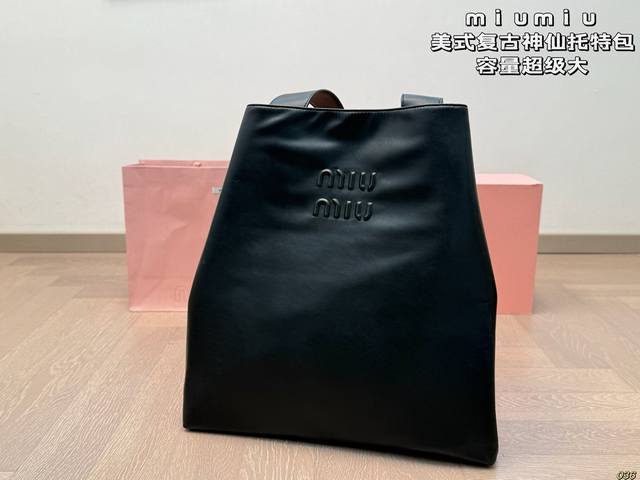 缪缪Miumiu 美式复古神仙托特包 谬谬美式复古拿捏住了 最主要的是,它能装!它太能装了! 尺寸41 44 缪缪Miumiu 美式复古神仙托特包 谬谬美式复古拿捏住了 最主要的是,它能装!它太能装了! 尺寸41 44