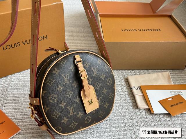 对版163芯片.全钢五金 原版苹果包 配牛皮圆饼包 密封折叠盒包装 经典的路易*威登帽盒摇身变为此款风格可爱的随身小袋。小巧而实用 可放置一台Iphone 7手