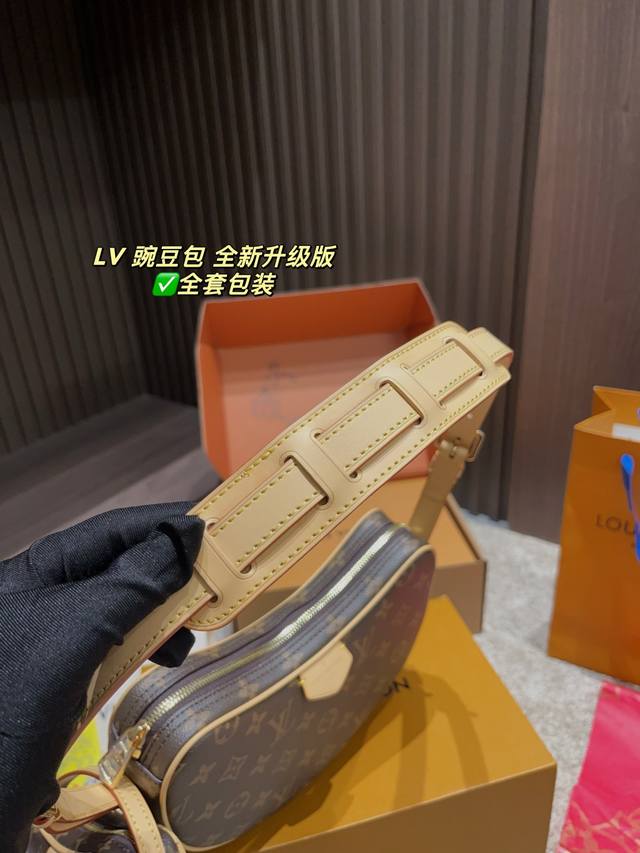 原单高品 全套包装尺寸24*14Cm Lv 豌豆包 外形超精巧 真的好复古哇 手提在街上 回头率超高~ 原单高品 全套包装尺寸24*14Cm Lv 豌豆包 外形超精巧 真的好复古哇 手提在街上 回头率超高~