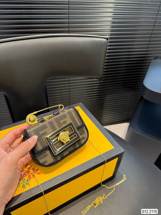 Fendi 芬迪零钱包 Mini Bag 夏季限定胶囊系列 口红包 零钱包 可单肩斜挎 凹造型神器 这个小可爱！那么小，除了凹造型很是可爱！超级减龄哦！尺寸：1