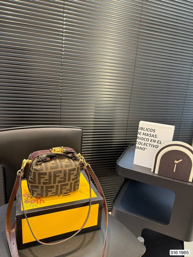 芬迪波士顿饭盒包 原来牛仔也可以这么可爱！ 可甜可盐 人手必备！ 尺寸：15 13 货号1965