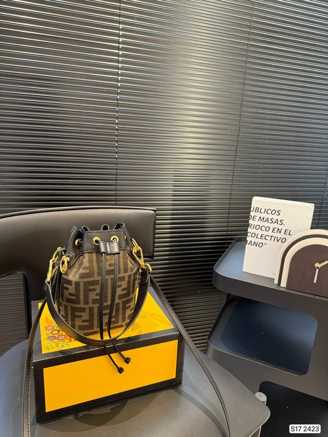 芬迪水桶包 Fendi一定要入的！颜色真的好美呀！元气满满！尺寸：12 17.5 货号2423