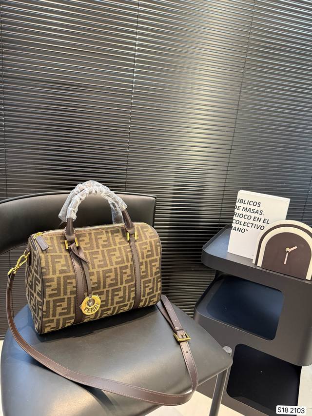 芬迪 枕头包波斯顿桶包出货了超级百搭的手提包，手提肩背斜挎超级实用，系运动与时装皆可 超大容量尺寸 30 20 货号2103