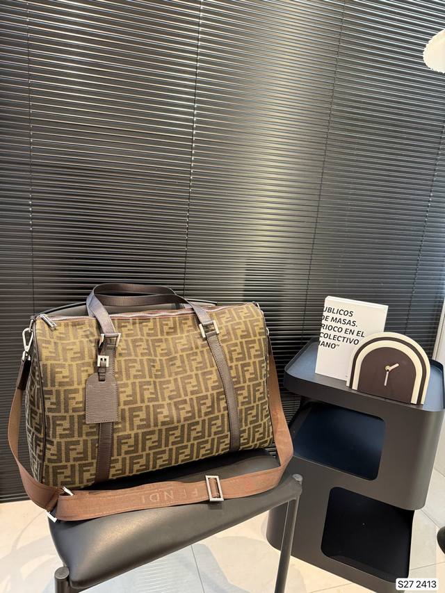 Fendi芬迪旅行袋 深深被它的颜值吸引 是去旅行或者健身的实用好包尺寸：47 31 货号2413