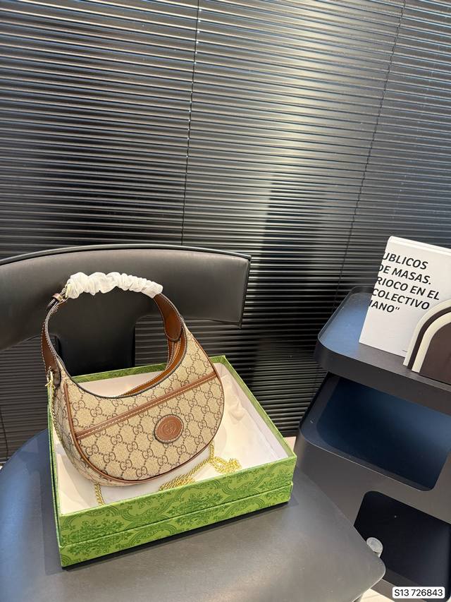 配盒子 酷奇腋下包 背在腋下不大不小 不光有可人外表 空间也很喜人 更是百搭 一年四季都好背 让你秒变时髦精 尺寸：23 12 货号726843