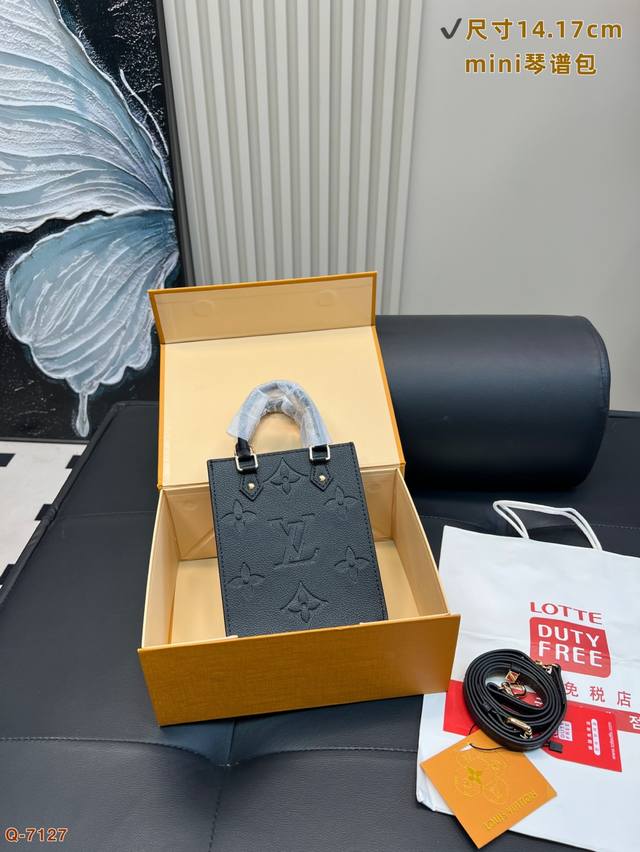 配折叠盒 Lv经典琴谱包这款包包是1968年Lv推出了一款Sacplat 包，其实就是竖版托特包，因为它的大小能够装进琴 谱，而且包包比较有棱有角，给人的感觉也