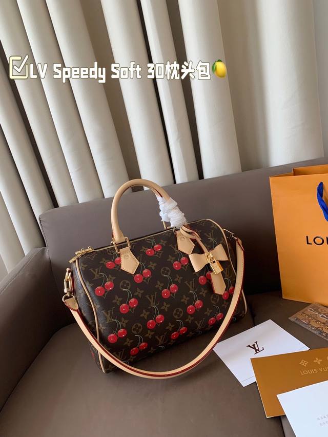 无盒 Lv Speedy Soft 30 枕头包 手袋以瞩目风姿成就旅途良伴。充裕构型内设拉链口袋，可妥善保管护照和其他重要物品。名牌诉说工致细节，Toron