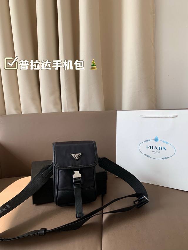 配礼盒 普拉达手机包新款迷你造型超级独特，对于现在超级流行的小包风潮，绝对是值得入手的！而且有种莫名复古的感笕太喜欢Prd的设计了 时髦 对于览包无数的时髦精，